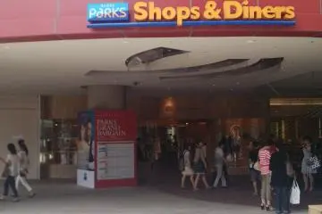 <p>This is yet another part of&nbsp;Namba Parks. Continue to walk straight</p>