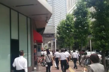 <p>When you go to the other side and turn right, you will take in this scene. Continue to walk straight</p>