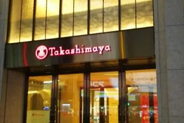<p>This is the entrance of Osaka Takashimaya. Let's go to the other entrance of the Swissotel from here. But, sorry, no photos can be taken inside, so I will describe the explanation of the way from here to the fifth floor entrance of the Swissotel. When you enter the Osaka Takashimaya&nbsp;here, turn left. There are four elevators. When you reach the seventh floor, turn left. Then, walk straight to the far side. There are two elevators. When you reached the fifth floor, there is a connecting passageway to the Swissotel. Walk straight to the fifth floor entrance of the Swissotel. Caution: This entrance closes at 11:30PM. So if you come this way, try to get there at 11:10 at the very latest</p>