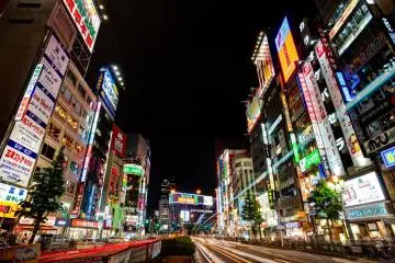 A vibrant look at Shinjuku and all its motion