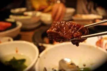 <p>...เนื้อคำนี้ที่รอคอย...ภาพเบลอ เพราะมือสั่นด้วยความหิว</p>
