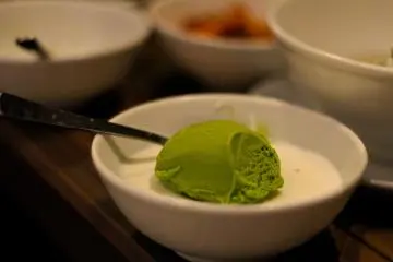 <p>...ของหวานตบท้าย ไอติมชาเขียว กะพุดดิ้งเต้าหู้อัลมอนด์...</p>