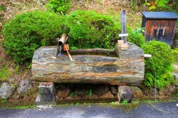 <p>De l'eau pour la purification dans un tronc</p>
