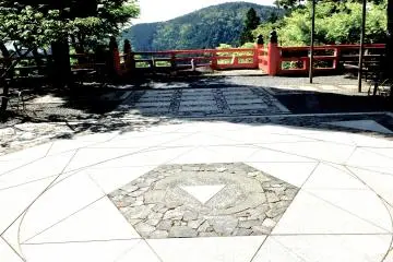 <p>The same power spot, looking out into the valley</p>