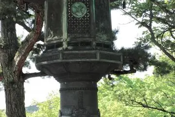 <p>Stone lantern</p>