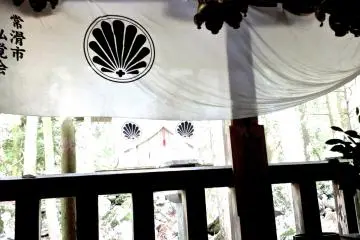 ตรงนี้มีทั้งจุดหยุดพักและศาลเจ้า