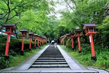 <p>ทางขึ้นสู่วัดคุรามะ</p>