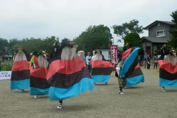 <p>This photo shows the wide drape worn by the dancers.</p>