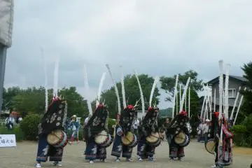 <p>The performers are dancers as well as drummers.</p>