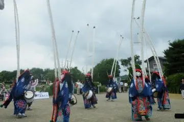 <p>By controlling their movements and exerting force into their upper bodies, the performers are able to sway the Sasara and even allow them to bend forward.</p>