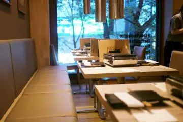 <p>The stylish minimalist tables at Ushigoro Bambina</p>