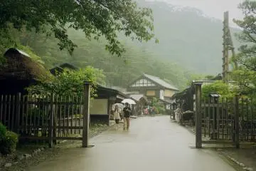 En entrant dans le village
