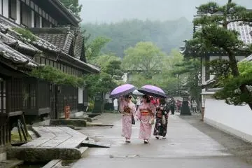 Vous pouvez louer un costume pour explorer le village dans la tenue traditionnelle