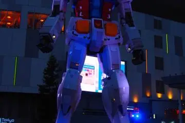 <p>Dapat dilihat sebuah patung robot raksasa di DiverCity Plaza yang merupakan replika robot dari serial TV Gundam. Patung setinggi 18 meter ini merupakan patung Gundam memiliki skala yang sama dengan versi aslinya.</p>