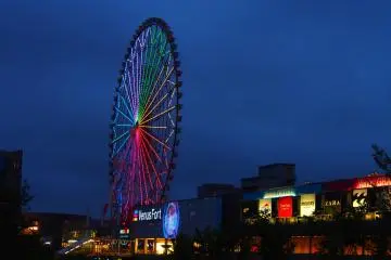 <p>Bianglala setinggi 115 meter berada di sekitar Venus Fort, lampu warna-warninya menyala menghiasi langit malam. Menaiki bianglala ini memakan waktu 15 menit, dan menawarkan pemandangan dari Odaiba serta Teluk Tokyo.</p>