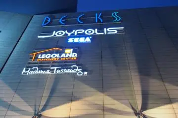 <p>Odaiba merupakan kawasan hiburan, pusat perbelanjaan Decks memiliki banyak jenis toko, restoran, dan daya tarik wisata, termasuk Legoland Discovery Center dan museum lilin Madame Tussauds di dalamnya.</p>