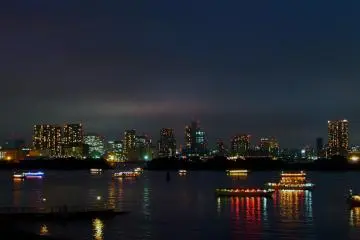 <p>Ada juga beberapa pelayaran malam hari di Teluk Tokyo. Hal ini sangat populer di musim panas, ketika udara hangat dan berangin.</p>