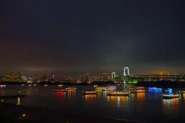 <p>Lampu neon yang berwarna-warni terpantul di lautan menghasilkan pemandangan spektakuler. Odaiba merupakan tempat yang sempurna untuk menyaksikan pemandangan malam hari dari Teluk Tokyo.</p>