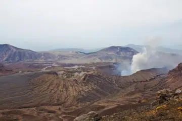 <p>Le d&eacute;sert volcanique, avec le Naka-dake fumant</p>