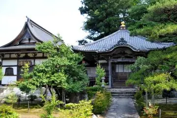 Payez 300 yens pour entrer dans le temple et voir la fameuse peinture ainsi qu'un jardin construit à flanc de colline derrière le hall principal