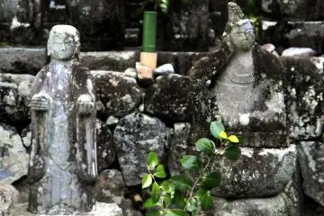 Statues bouddhistes dans un petit cimetière