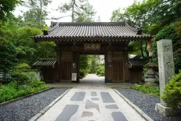 L'une des portes qui mènent vers le temple
