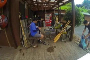 <p>Tempat perkemahan di mana kami mengumpulkan peralatan dan berganti pakaian untuk memulai perjalanan</p>