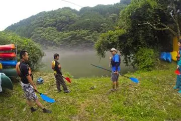<p>Tepian sungai di mana kami memulai perjalanan kayaking/canoeing</p>