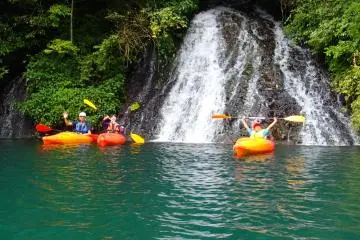 <p>Bawa kayak mu ke ujung air terjun ini</p>