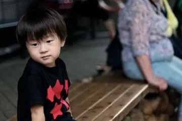 <p>โคกิคุง ก็มานั่งแช่เท้ากับเค้าด้วย</p>