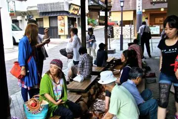 <p>หน้าบ่อ Kin-no-Yu ให้บริการออนเซนสีทองแช่เท้าฟรี</p>