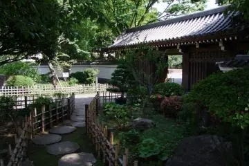 <p>A traditional gate</p>