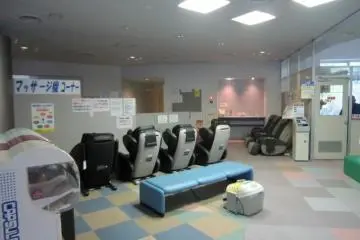 나이 든 이용자가 많은지 마사지 체어가 많이 설치하고 있다