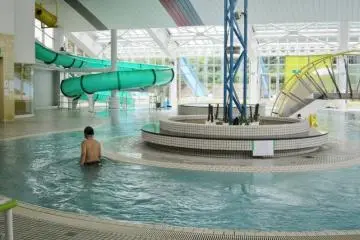 작지만 워터슬라이더도 있다. 신장 120cm 이상이면 이용 가능하다. 효탕형 수영장 안의 부분에는 온수 자그지가 있어 차가운 몸을 녹일 수 있다