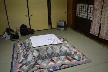 <p>Dalam kamar yang nyaman</p>
