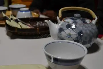 <p>Teh panas dan makanan kecil lokal untuk menghangatkan kami</p>