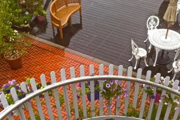 <p>มุมพักผ่อนกลางแจ้งในวันฝนพรำ</p>