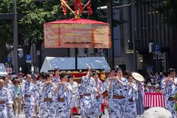 Shijogasa-hoko (四条傘鉾) During the Yamaboko Junko (山鉾巡行) in Kyoto, 2012!&nbsp; This float features a parasol framed with dyed fabric decoration, and is accompanied by young stick twirlers and musicians during the Gion festival procession