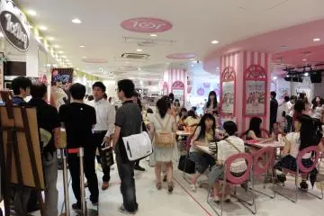 <p>You don't have to be a young teenage girl to enjoy a snack at Dream Station JOL</p>