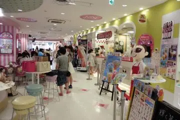 <p>Take your time to make your choice among the different food stalls</p>