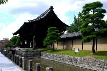 <p>ประตูหลักของวัดโทะจิ</p>