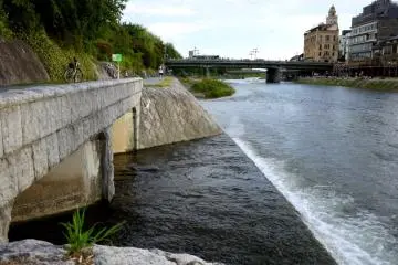 <p>The Shirakawa finally flows into the Kamogawa &nbsp;</p>