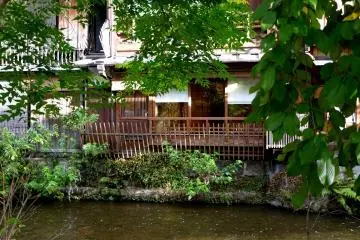 <p>Many restaurants and traditional Japanese inns stand on the banks of the Shirakawa as it runs through Gion &nbsp;</p>