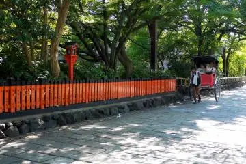 <p>Rickshaws are often seen on Minami-Shirakawa Street which runs beside the river</p>