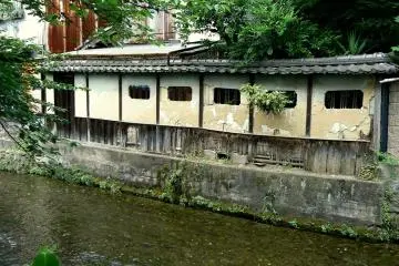 <p>This attractive plaster wall needs some repairs</p>