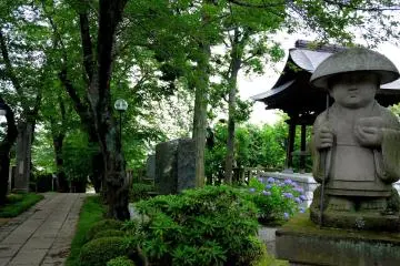 <p>Begging monk statue beside the path</p>
