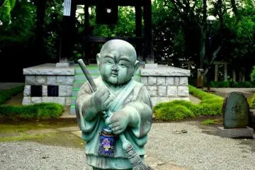 <p>A second little sweeper with a cute pouch</p>
