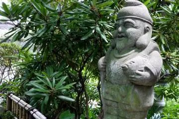 <p>One of many cute statues</p>