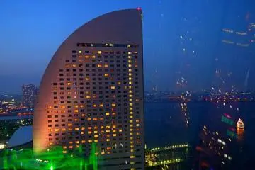 <p>Distinctive curved profile of Yokohama Grand Inter-Continental Hotel</p>