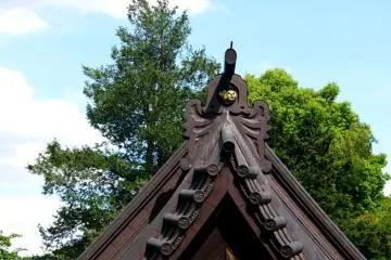 <p>Japanese temples often have beautiful gable decorations</p>